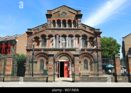 Edgy, théâtre indépendant, l'espace, dans une ancienne église, attaché à la bruyante bar & restaurant, sur l'Isle of Dogs, manger London, UK Banque D'Images