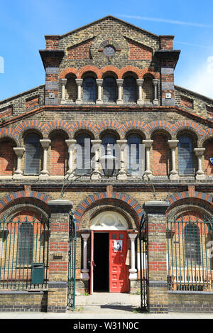 Edgy, théâtre indépendant, l'espace, dans une ancienne église, attaché à la bruyante bar & restaurant, sur l'Isle of Dogs, manger London, UK Banque D'Images