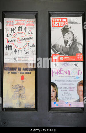 Des affiches à edgy, théâtre indépendant, l'espace, dans une ancienne église, attaché à la bruyante bar & restaurant, sur l'Isle of Dogs, manger London, UK Banque D'Images