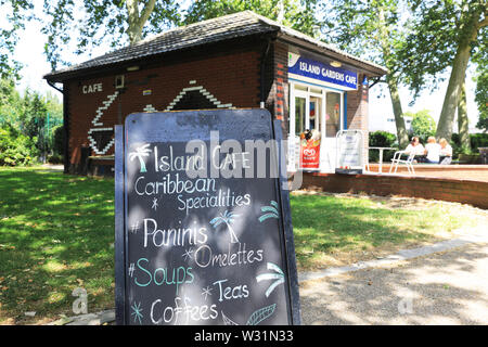 L'île cafe dans les jardins de l'île de Riverside Park, sur l'Isle of Dogs, dans la région de Tower Hamlets, à East London, UK Banque D'Images