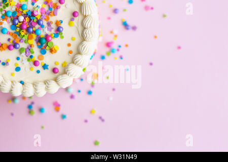 Birthday cake with Sprinkles sur fond rose Banque D'Images