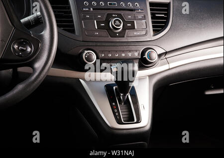 La boîte de vitesses automatique de voiture stick vue rapprochée avec dashboard Banque D'Images