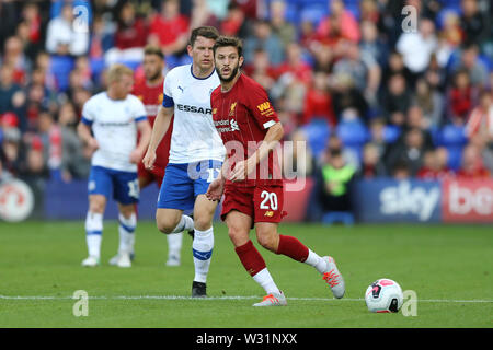 Birkenhead, UK. 11 juillet, 2019. Adam Lallana de Liverpool (c) passe le ballon. La pré-saison match amical de football, Tranmere Rovers v Liverpool au Prenton Park à Birkenhead, Wirral le jeudi 11 juillet 2019. Ce droit ne peut être utilisé qu'à des fins rédactionnelles. Usage éditorial uniquement, licence requise pour un usage commercial. Aucune utilisation de pari, de jeux ou d'un seul club/ligue/dvd publications. Photos par Chris Stading/Andrew Orchard la photographie de sport/Alamy live news Crédit : Andrew Orchard la photographie de sport/Alamy Live News Banque D'Images