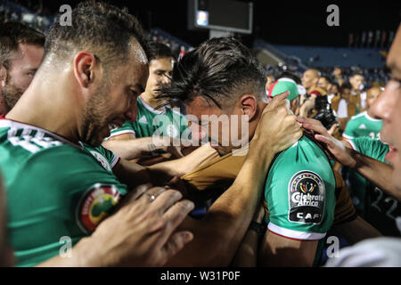 Suez, Egypte. 11 juillet, 2019. L'Algérie les joueurs célèbrent après le coup de sifflet final de la coupe d'Afrique des Nations 2019 Quart de finale match de football entre la Côte d'Ivoire et l'Algérie au stade sportif de Suez. Credit : Oliver Weiken/dpa/Alamy Live News Banque D'Images