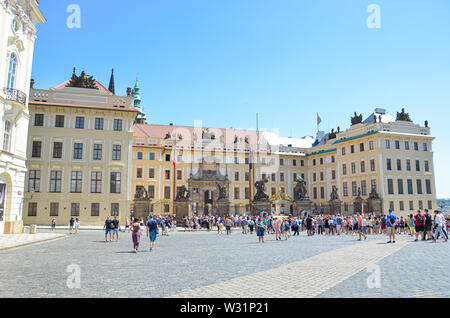 Prague, République tchèque - 27 juin 2019 : les touristes en face du célèbre château de Prague sur la place Hradcany, en tchèque Hradcanske namesti. Sites touristiques. Siège du président tchèque. Lieu touristique populaire. Banque D'Images