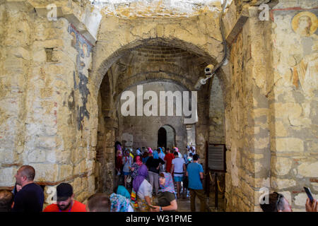 Demre, Turquie - 21 mai 2019 : Le bâtiment de l'église de Saint Nicolas en Turquie, Demre. Les murs, les colonnes et fresques sur le mur du temple. Banque D'Images