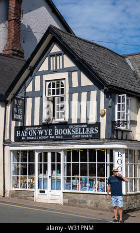 L'extérieur d'une librairie à Hay-on-Wye, Powys, Wales Banque D'Images