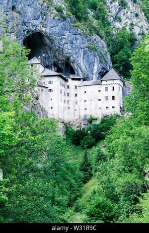 Château de Predjama, un château médiéval, construit dans la bouche d'une caverne sur une falaise près de Postojna en Slovénie Banque D'Images
