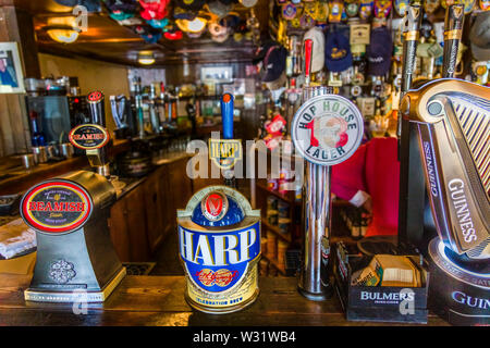 Projet de robinets dans Irish Pub Banque D'Images