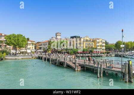 SIRMIONE, Lac de Garde, ITALIE - Septembre 2018 : le front de mer du port de la station balnéaire de Sirmione, sur le lac de Garde. Banque D'Images