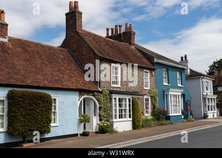 Une rangée de cottages anglais traditionnel dans un vieux village anglais Banque D'Images