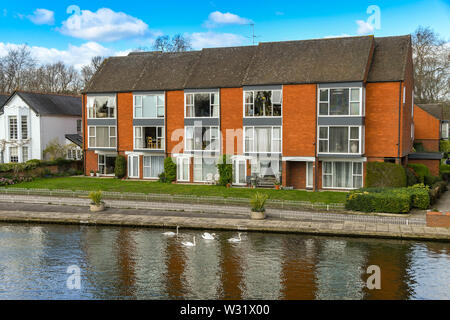 MARLOW, ANGLETERRE - Mars 2019 : bloc d'appartements modernes sur la rive de la Tamise, à Marlow. Banque D'Images