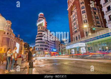 Madrid, Espagne - 20 juin 2019 : vue de la nuit de la Gran Via de Madrid, avec l'emblématique bâtiment de Capitol Banque D'Images