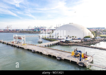 Long Beach, Californie, USA - 30 mai 2015 : Vue aérienne d'un terminal de bateaux de croisière dome Banque D'Images