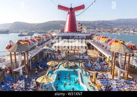 ENSENADA, MEXIQUE - MAI, 31, 2015 : Une vue aérienne d'un navire de croisière Carnival Inspiration piscine dans le port d'Ensenada Banque D'Images