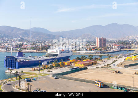 ENSENADA, MEXIQUE - MAI, 31, 2015 : Une vue aérienne d'un navire de croisière Carnival Inspiration piscine dans le port d'Ensenada Banque D'Images