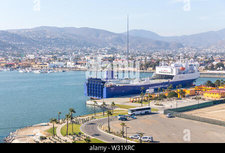 ENSENADA, MEXIQUE - MAI, 31, 2015 : Une vue aérienne d'un navire de croisière Carnival Inspiration piscine dans le port d'Ensenada Banque D'Images