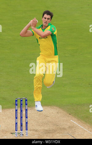 Birmingham, UK. 11 juillet, 2019. Pat de Cummins Australie bowling au cours de l'Angleterre, l'Australie v ICC Cricket World Cup Match demi-finale, à Edgbaston, Birmingham, Angleterre. Credit : España/Alamy Live News Banque D'Images