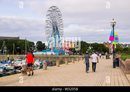 11 juillet 2019 promenade piétons la promenade au bord de mer à marina à Bangor comté de Down en Irlande du Nord sur un doux soir d'été Banque D'Images