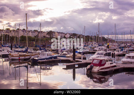 11 juillet 2019 bateaux amarrés dans la marina moderne à Bangor comté de Down en Irlande du Nord alors que le soleil se couche sur un doux soir d'été Banque D'Images