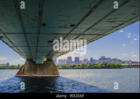 Montréal, Canada - 15 juin 2018 : le pont Concordia liens la pointe sud de l'Île Sainte-Hélène et l'Île Notre-Dame au centre-ville de Montréal. Banque D'Images