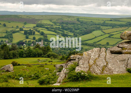 Regardant vers le bas sur la lande à Widecombe Devon Dartmoor England UK Banque D'Images