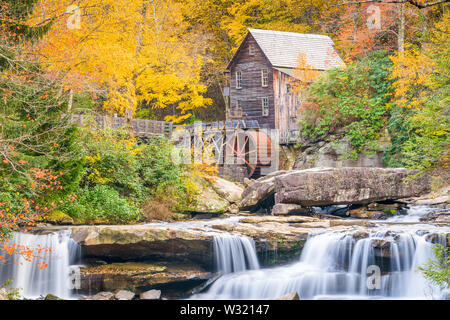 Babcock State Park, West Virginia, USA à Glade Creek Grist Mill durant la saison d'automne. Banque D'Images