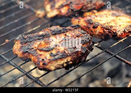 Cuire les brochettes sur le grill, des steaks de porc, morceaux de viande frits prêts Banque D'Images