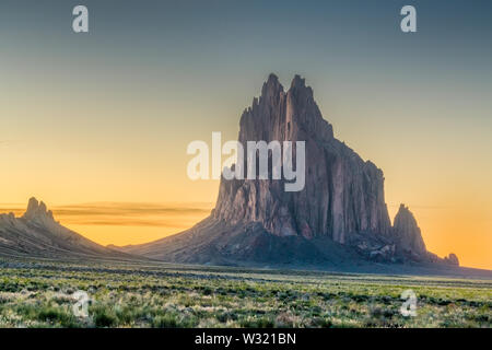 Shiprock, New Mexico, USA à la formation rocheuse de Shiprock. Banque D'Images