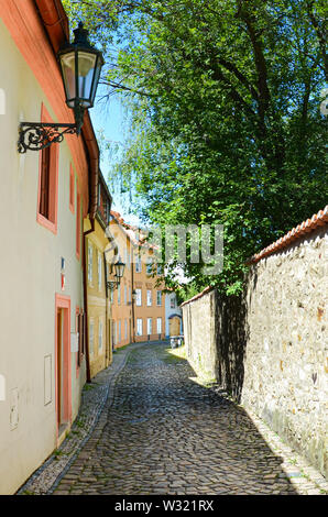 Rues étroites pavées incroyable à Novy Svet, Prague, République tchèque. La capitale tchèque est belle ville historique avec de nombreuses attractions touristiques. Destination de voyage. Les villes européennes. La République tchèque, l'Europe. Banque D'Images