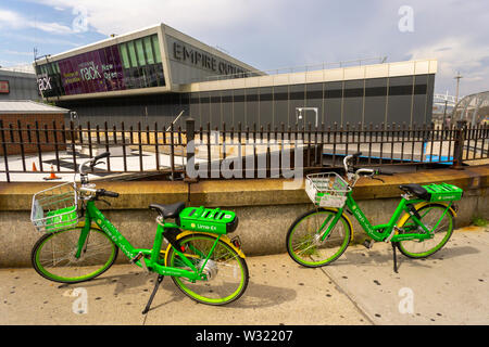 Lime-E e-bikes en dehors de l'Empire Outlets mall à Staten Island, à New York, le samedi 6 juillet 2019. (© Richard B. Levine) Banque D'Images