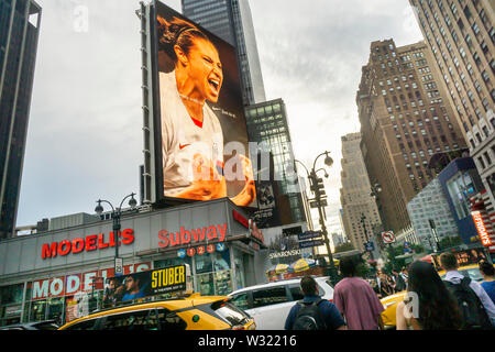 Un babillard électronique pour les produits Nike sur Mercredi, 3 juillet 2019, dispose de membres de l'équipe de soccer, le USA en ce moment de jouer dans la Coupe du monde. (© Richard B. Levine) Banque D'Images