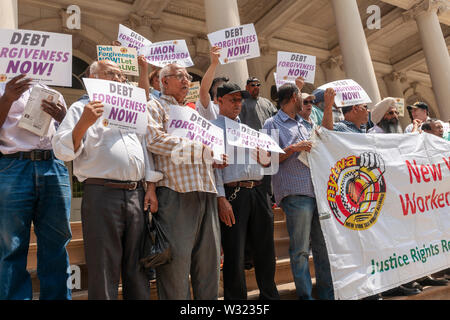 Les chauffeurs de taxi de New York et leurs partisans rally sur les marches de l'Hôtel de ville de New York dans Jeudi, 11 juillet 2019 pour une conférence de presse appelant à l'annulation de la dette pour leurs prêts médaillon. Courtiers en médaillon aurait eu avantage de conducteurs qui ont acheté à des prix gonflés artificiellement les médaillons et fini par le fardeau de la dette. Un certain nombre de conducteurs ont déclaré faillite ou envisagent, et il y a eu quelques suicides parmi les pilotes. a souligné (© Richard B. Levine) Banque D'Images