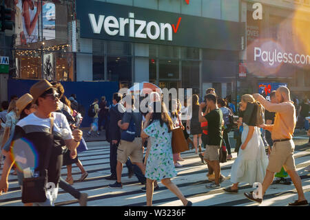 Les piétons traversent Herald Square à New York, en face d'un Verizon Wireless sur le Tuesday, July 9, 2019. (© Richard B. Levine) Banque D'Images