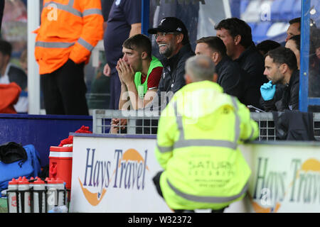 Birkenhead, UK. 11 juillet, 2019. Manager de Liverpool Jurgen Klopp (centre) de l'étang. La pré-saison match amical de football, Tranmere Rovers v Liverpool au Prenton Park à Birkenhead, Wirral le jeudi 11 juillet 2019. Ce droit ne peut être utilisé qu'à des fins rédactionnelles. Usage éditorial uniquement, licence requise pour un usage commercial. Aucune utilisation de pari, de jeux ou d'un seul club/ligue/dvd publications. Photos par Chris Stading/Andrew Orchard la photographie de sport/Alamy live news Crédit : Andrew Orchard la photographie de sport/Alamy Live News Banque D'Images