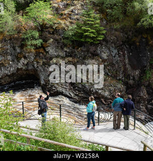 Les touristes regardant Shin tombe de view point Banque D'Images