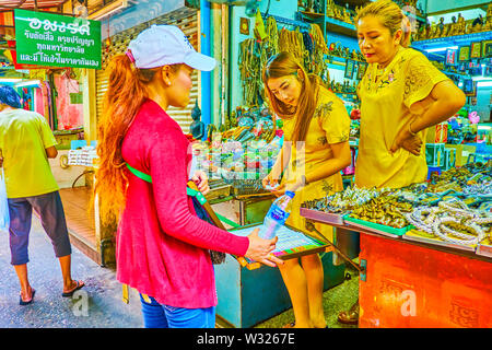 BANGKOK, THAÏLANDE - 22 avril 2019 : Les marchands de boutique de souvenirs à Tha Prahchan marché amulet choisir des billets de loterie, un jeu très populaire en Banque D'Images