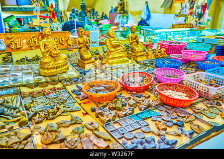 La variété des objets bouddhistes lors de l'exposition de décrochage souvenirs dans Prahchan marché couvert Tha amulette, Bangkok, Thaïlande Banque D'Images