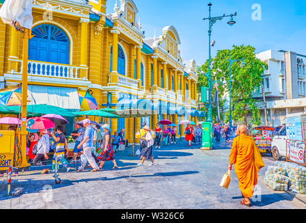 BANGKOK, THAÏLANDE - 22 avril 2019 : l'animation de la rue menant à Tha Chang pier, l'un des principaux de la ville, et surroundedwith beaux bâtiments Banque D'Images