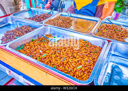 Les collations thaïlandaise unique sont très populaires parmi les habitants de délices de vendre sur le marché du tourisme dans le quartier central de Bangkok, Thaïlande Banque D'Images