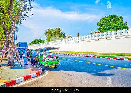 BANGKOK, THAÏLANDE - 22 avril 2019 : Les environs de Grand Palace est l'endroit le plus aimé pour trouver clients parmi les chauffeurs de taxi tuk-tuk, sur Banque D'Images