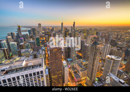 Chicago, Illinois USA aerial skyline vers le lac Michigan juste après le coucher du soleil. Banque D'Images