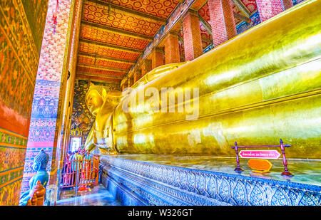 BANGKOK, THAÏLANDE - 22 avril 2019 : La sculpture d'or de Bouddha Couché est l'un des plus notables en vue du temple de Wat Pho, le 2 avril Banque D'Images