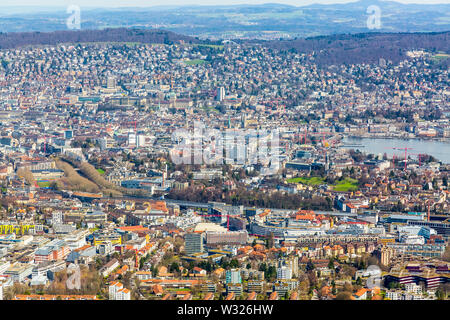 Vue panoramique de la ville de Zurich à partir de la montagne Uetliberg Banque D'Images