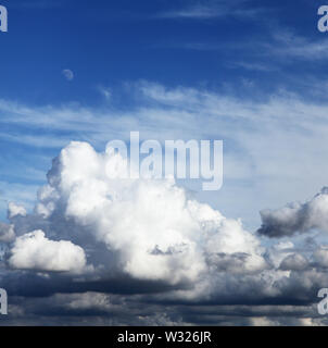La formation de nuages, cumulus, cirrus, nuages, ciel bleu, la lune, la météo, des formations, le ciel Banque D'Images