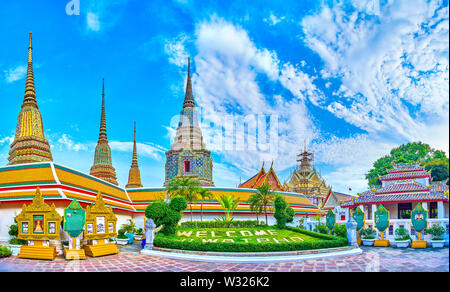 BANGKOK, THAÏLANDE - 22 avril 2019 : Le magnifique quatre stupas de Phra Maha Chedi Si Rajakarn culte s'élèvent au-dessus des autres bâtiments de Wat Pho comple Banque D'Images