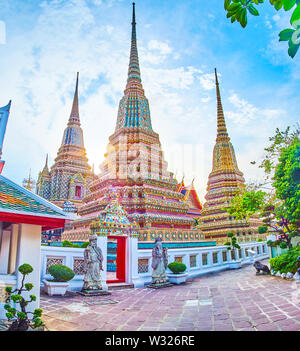 La vue panoramique sur les pagodes de Phra Maha Chedi de culte, l'un des plus célèbre partie de Wat Pho complexe, Bangkok, Thaïlande Banque D'Images