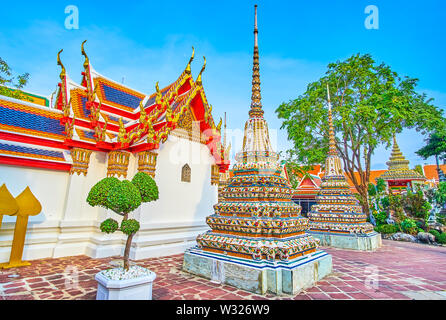 La décoration unique des petits stupas de Phra Chedi Rai amaze complexe avec la beauté de motifs floraux, sol carrelé, temple Wat Pho à Bangkok, Thaïlande Banque D'Images