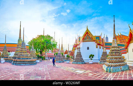 BANGKOK, THAÏLANDE - 22 avril 2019 : Le bel ensemble de temples et sanctuaires du temple de Wat Pho, et de nombreux petits chedis parmi eux, le 22 avril Banque D'Images