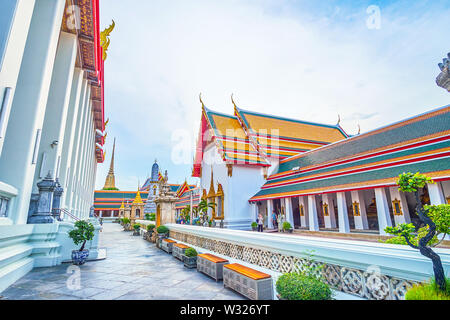 BANGKOK, THAÏLANDE - 22 avril 2019 : la balustrade du temple Phra Ubosot avec étagères pour chaussures, avant l'entrée du lieu de culte, le Avr Banque D'Images